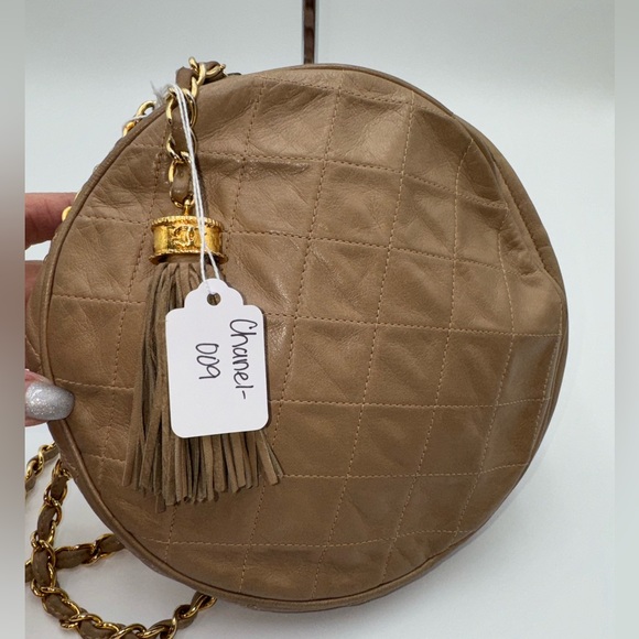 Chanel-Authentic-Vintage- Round Tassel Crossbody Bag Quited Gold matelasse chain - Picture 14 of 14